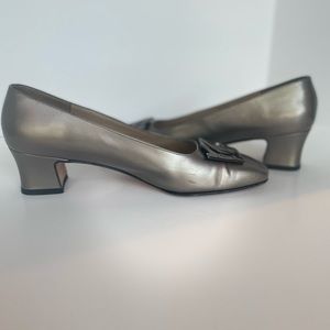Ferragamo Italian pump stunning subtle gold/bronze tones. Size 7